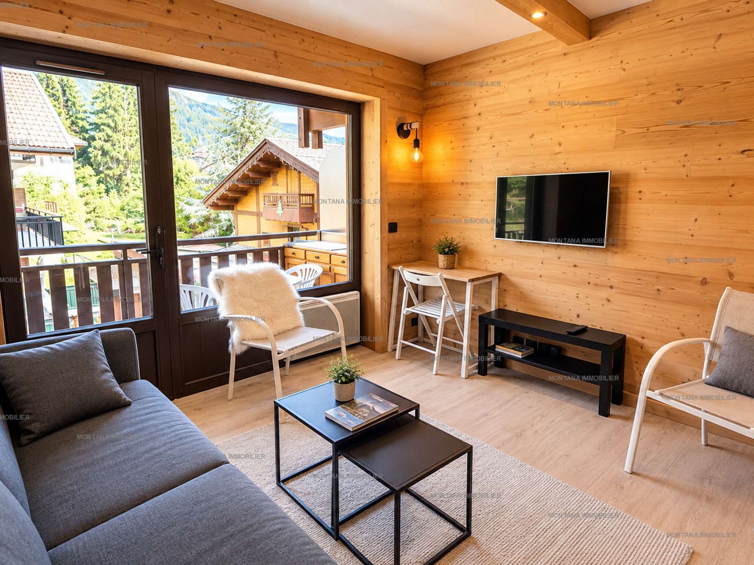 Una sala de estar acogedora con un sofá, sillones, una mesa de centro y un televisor.