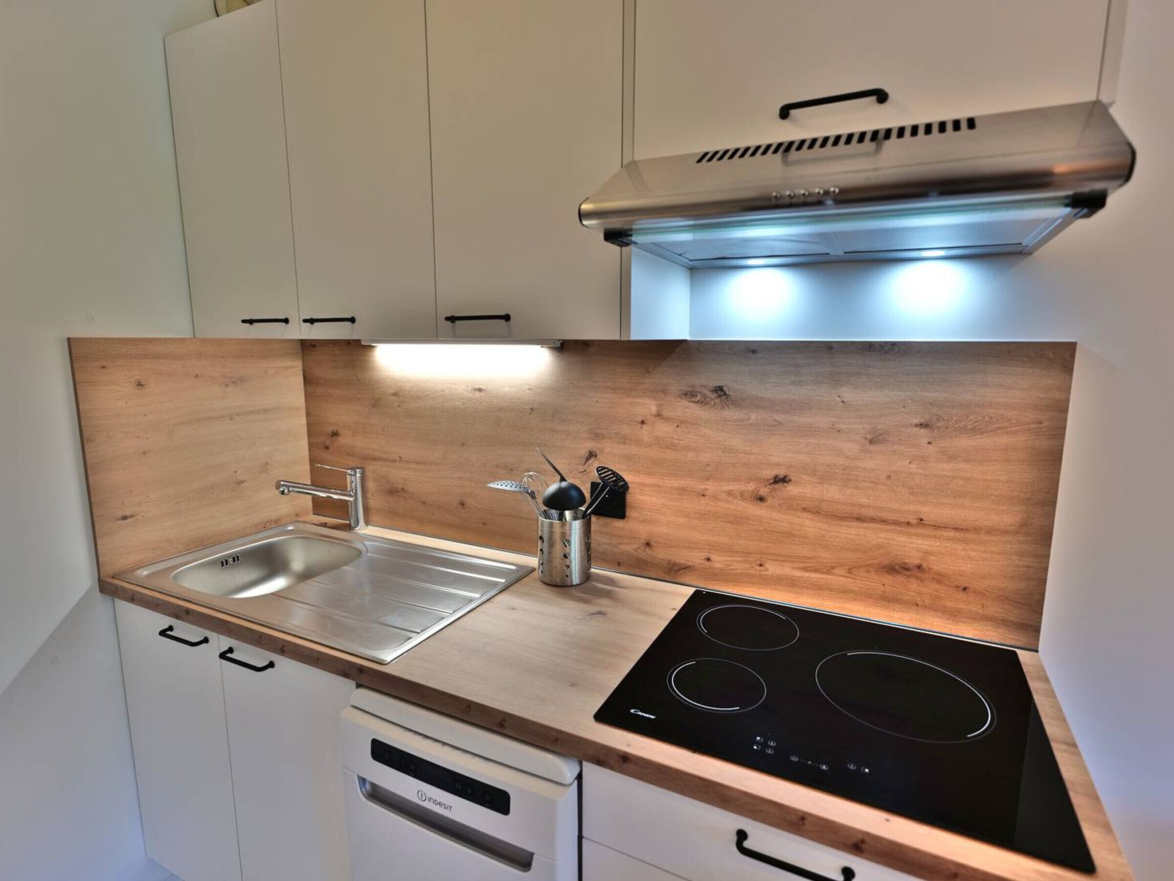 Microwave, dishwasher, coffee/tea maker, toaster