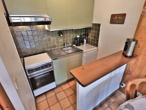 Un four, cafetiÚre-théiÚre, grille-pain