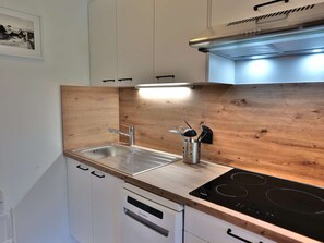 Microwave, dishwasher, coffee/tea maker, toaster