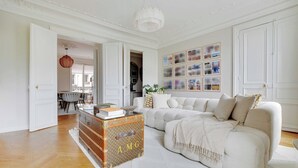 Apartment | Living area - Elegant Apt 2bdr- Arc de Triomphe / Champs-elysees (Paris)
