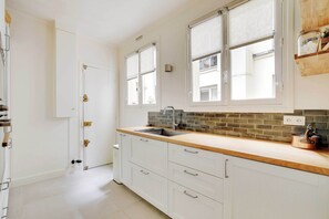 Departamento | Cocina privada | Refrigerador, microondas, horno y parrilla de estufa 