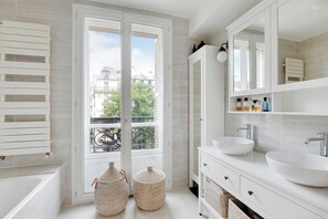 Apartment | Bathroom