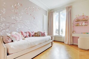 Apartment | 2 bedrooms, laptop workspace, iron/ironing board, bed sheets - Elegant Apt 2bdr- Arc de Triomphe / Champs-elysees (Paris)