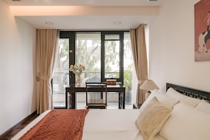3 habitaciones, escritorio y tabla de planchar con plancha