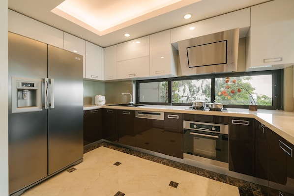 Refrigerador, microondas, horno, placa de cocina