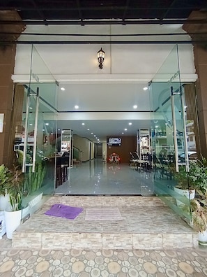 Vista frontal de la propiedad