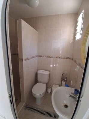 Dusche, Haartrockner, Handtücher, Toilettenpapier
