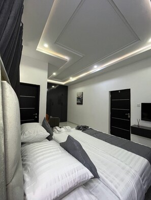 Lyxigt enkelrum - utsikt mot innergÄrden | Egyptiska bomullslakan, sÀngtillbehör av högsta kvalitet och duntÀcken