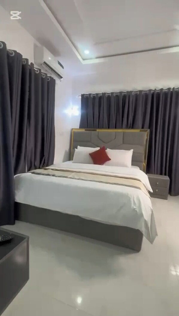 Chambre simple luxueuse, vue sur la cour intérieure | Draps en coton égyptien, literie de qualité, couette en duvet