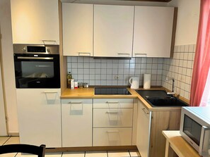 Kühlschrank, Mikrowelle, Ofen, Herdplatte