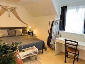 3 bedrooms, iron/ironing board, travel crib, free WiFi