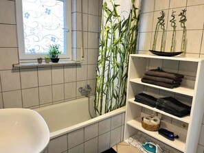 Secadora de cabello, toallas, papel de baño 