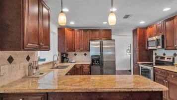 Microondas, horno, tetera eléctrica y tostadora