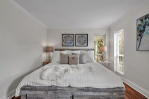 4 bedrooms, desk, WiFi
