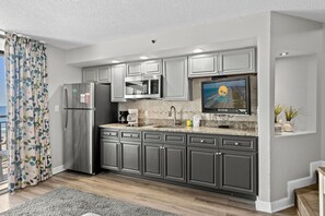 冷蔵庫、電子レンジ、コンロ、コーヒー / ティーメーカー