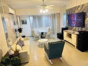 Deluxe Apartment, Balcony, Garden View | Living area