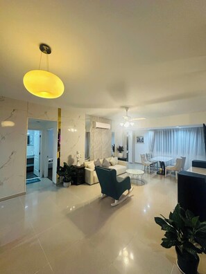 Deluxe Apartment, Balcony, Garden View | Living area