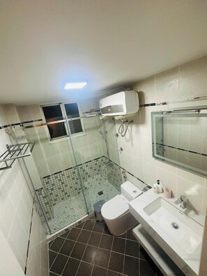 Deluxe-Apartment, Balkon, Gartenblick | Badezimmer