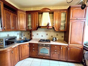Departamento Confort, balcón, vista a la ciudad | Cocina privada