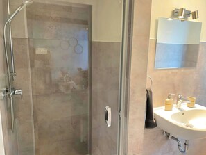 Shower, hair dryer, towels, toilet paper - Mi Casita: Charming 1-room apartment, 2min from the highway (Florstadt)