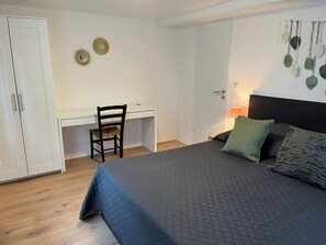 1 bedroom, WiFi, bed sheets - Mi Casita: Charming 1-room apartment, 2min from the highway (Florstadt)