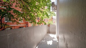 A narrow corridor with tiled walls and a potted plant. - 3-Bedroom, 2-Bathroom with High Ceilings, Spacious Layout and No Stairs (İstanbul)