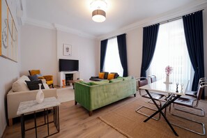 Smart TV - 3-Bedroom, 2-Bathroom with High Ceilings, Spacious Layout and No Stairs (İstanbul)