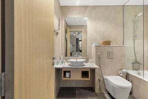 Superior-Apartment, Stadtblick | Badezimmer | Hausschuhe