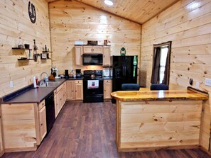 Fridge, microwave, oven, stovetop - Shorty’s View| Hot Tub| Ride-In/Off-Road Access (Beattyville)