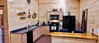 Shorty’s View| Hot Tub| Ride-In/ Off-Road access