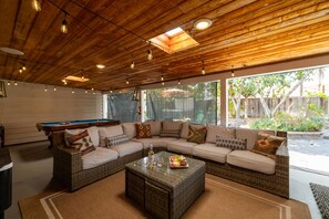 Una televisión, una oficina