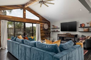 Una televisión, una oficina