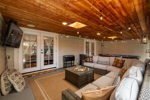 Una televisión, una oficina