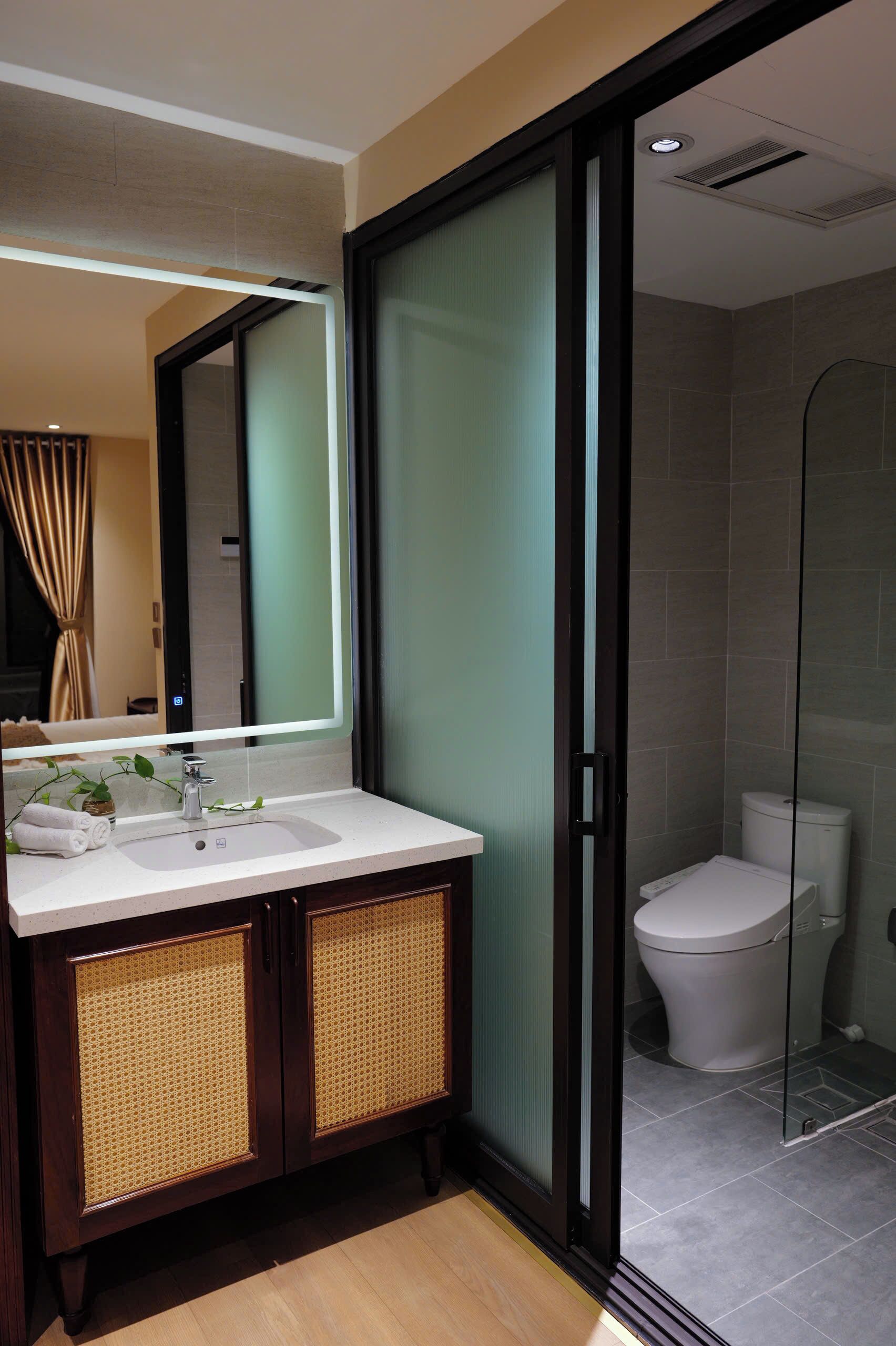 Family Apartment, Lake View | Bathroom