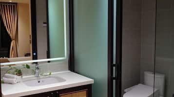 Appartamento familiare, vista lago | Bagno | Asciugacapelli, asciugamani, sapone, shampoo
