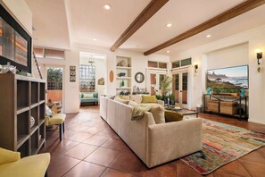 Televisión, chimenea, oficina