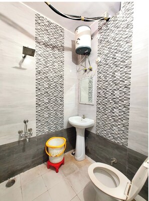 Chambre Double Deluxe, plusieurs lits, climatisation | Salle de bain | Douche, douche à �« effet pluie », articles de toilette gratuits