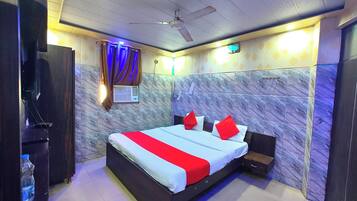 Hypo-allergenic bedding, desk, soundproofing, free WiFi