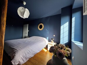 6 bedrooms, desk, iron/ironing board, travel cot