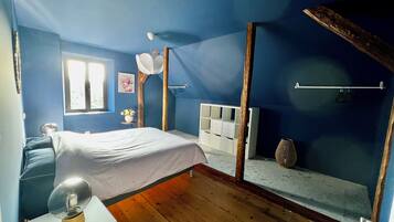 6 bedrooms, desk, iron/ironing board, travel crib