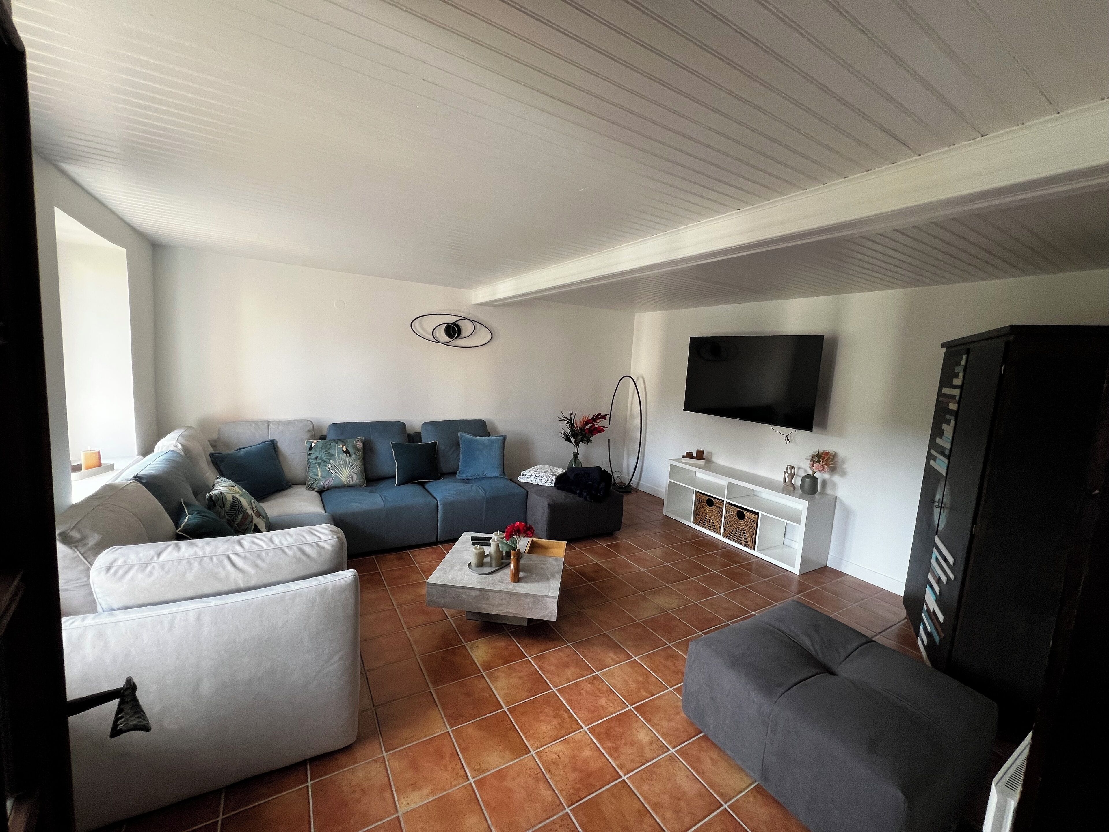 TV connectée, cheminée, jeux vidéo, baby-foot