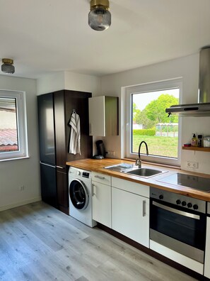 Apartment, Blick auf den Innenhof | Eigene Küche