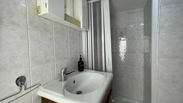 Dusche, Haartrockner, HandtĂŒcher