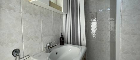 シャワー、ヘアドライヤー、タオル