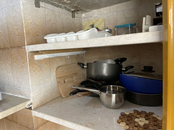 Fridge, cookware/dishes/utensils