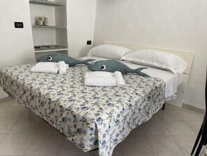 1 bedroom, bed sheets