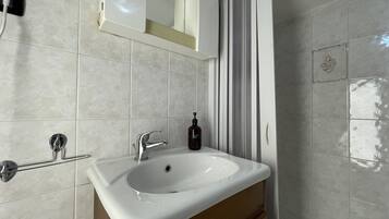 Douche, sĂšche-cheveux, serviettes fournies