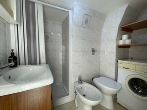 Dusche, Haartrockner, Handtücher