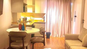 Deluxe Suite, Pool View | Living area
